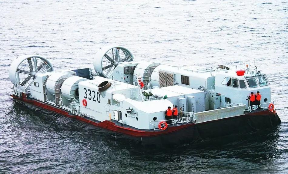 726型气垫船