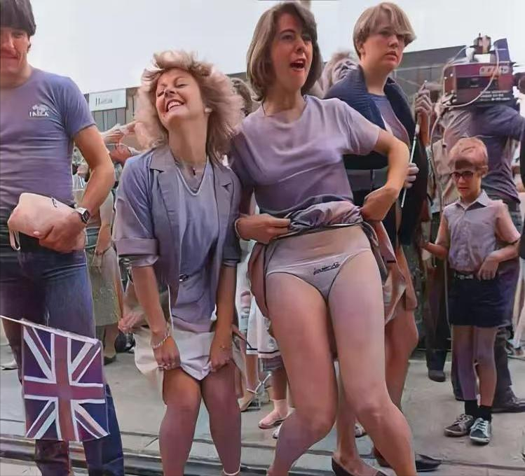 1982年，英国少女用“露出内裤”的方式，迎接战争胜利的航母舰队