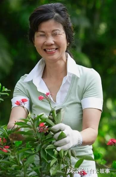 退休后带孙5年，偶然发现儿媳微信备注，老人含泪返乡