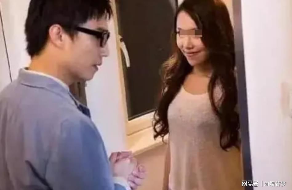 我和工厂女工当4年临时夫妻,升职那天,她抱住我:体验最后一次吧