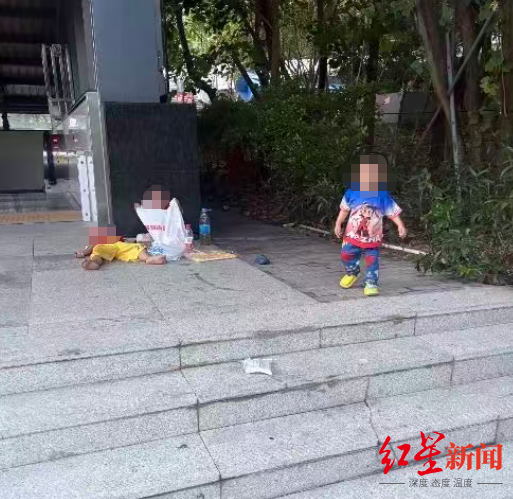深圳地铁三孩童无人陪同事件：父亲跑摩的谋生，社区伸出援手