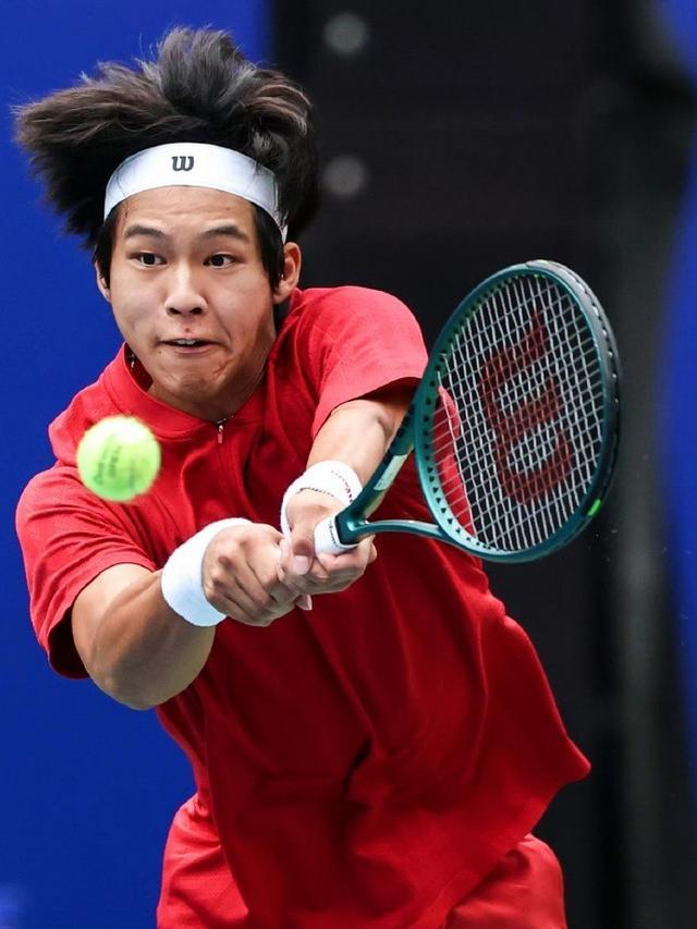 中国小将周意2-1逆转诺里，ATP250成都站首轮强势晋级16强