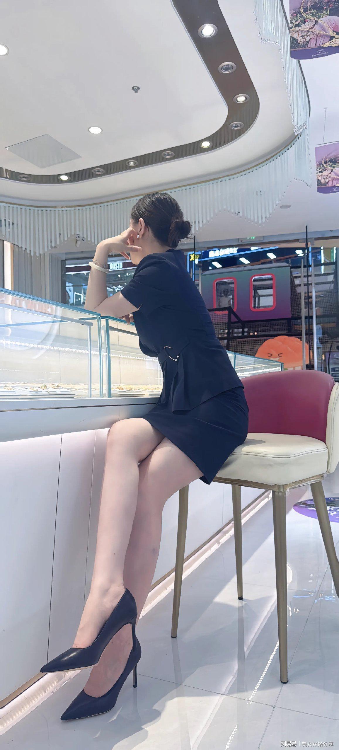 职场穿搭秘籍：黑色职业套装如何穿出女人味与专业感