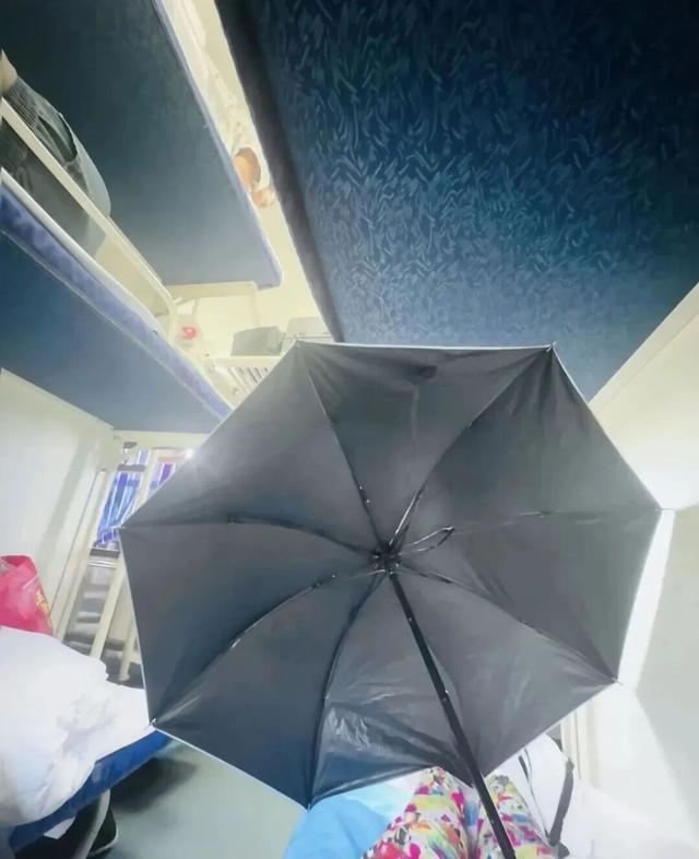 女乘客火车卧铺打伞遮隐私引热议，12306回应床帘争议