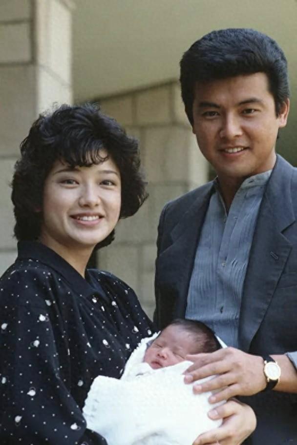 山口百惠三浦友和超市购物近照曝光，低调出行尽显恩爱