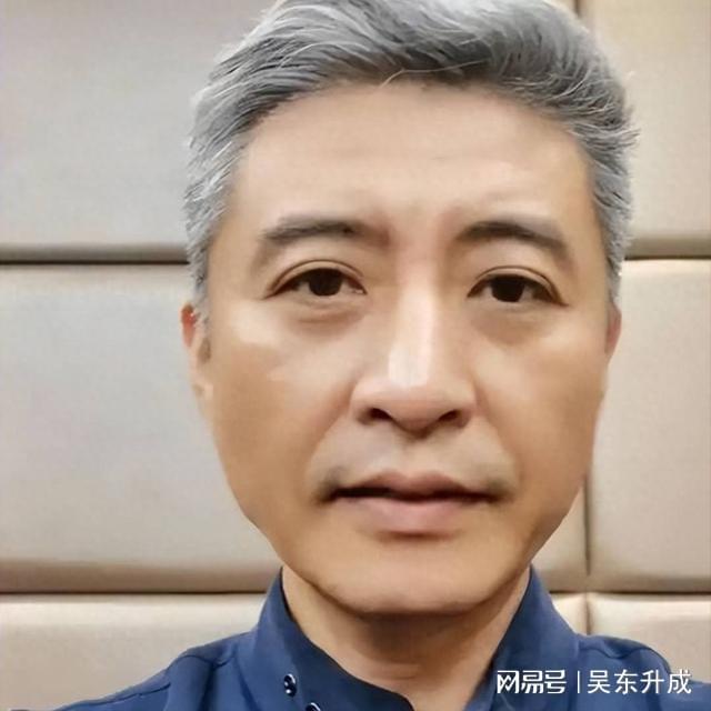 周炜从春晚巅峰到舆论低谷：一句话如何毁掉职业生涯