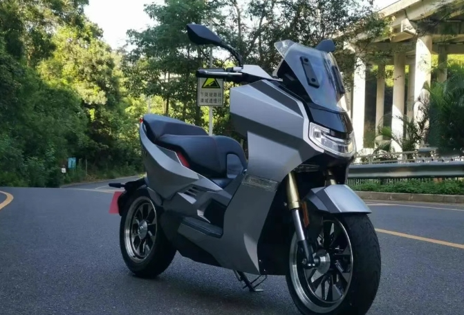 比亚迪超级电摩Scorpio X1上市，续航260km极速破百