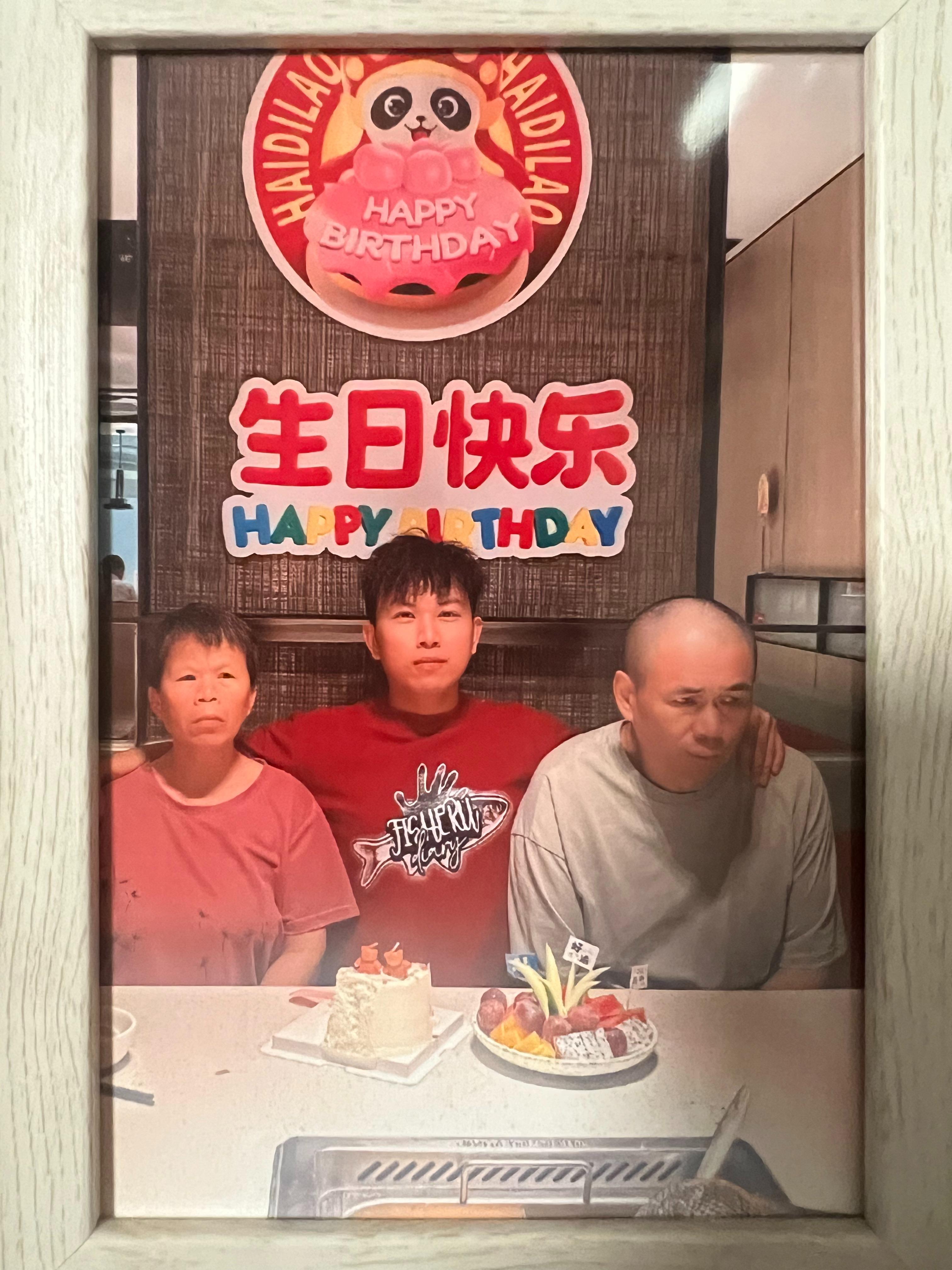 沪漂小伙海底捞为残障父母庆生，邻桌感动买单传递温暖