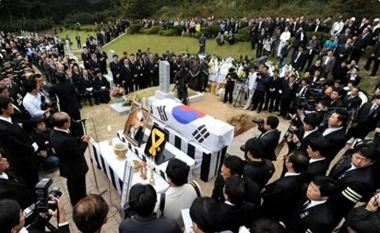 朝鲜前二号人物黄长烨叛逃韩国，揭秘金家奢华内幕
