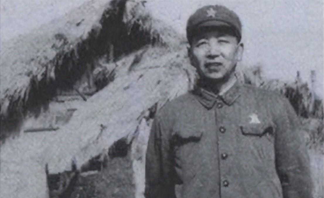 1988年授衔现场：上将向守志敬礼秦基伟，将军情谊跨越时空