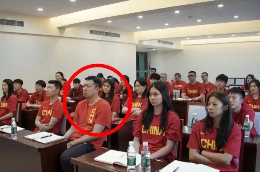 王治郅指导女篮内线
