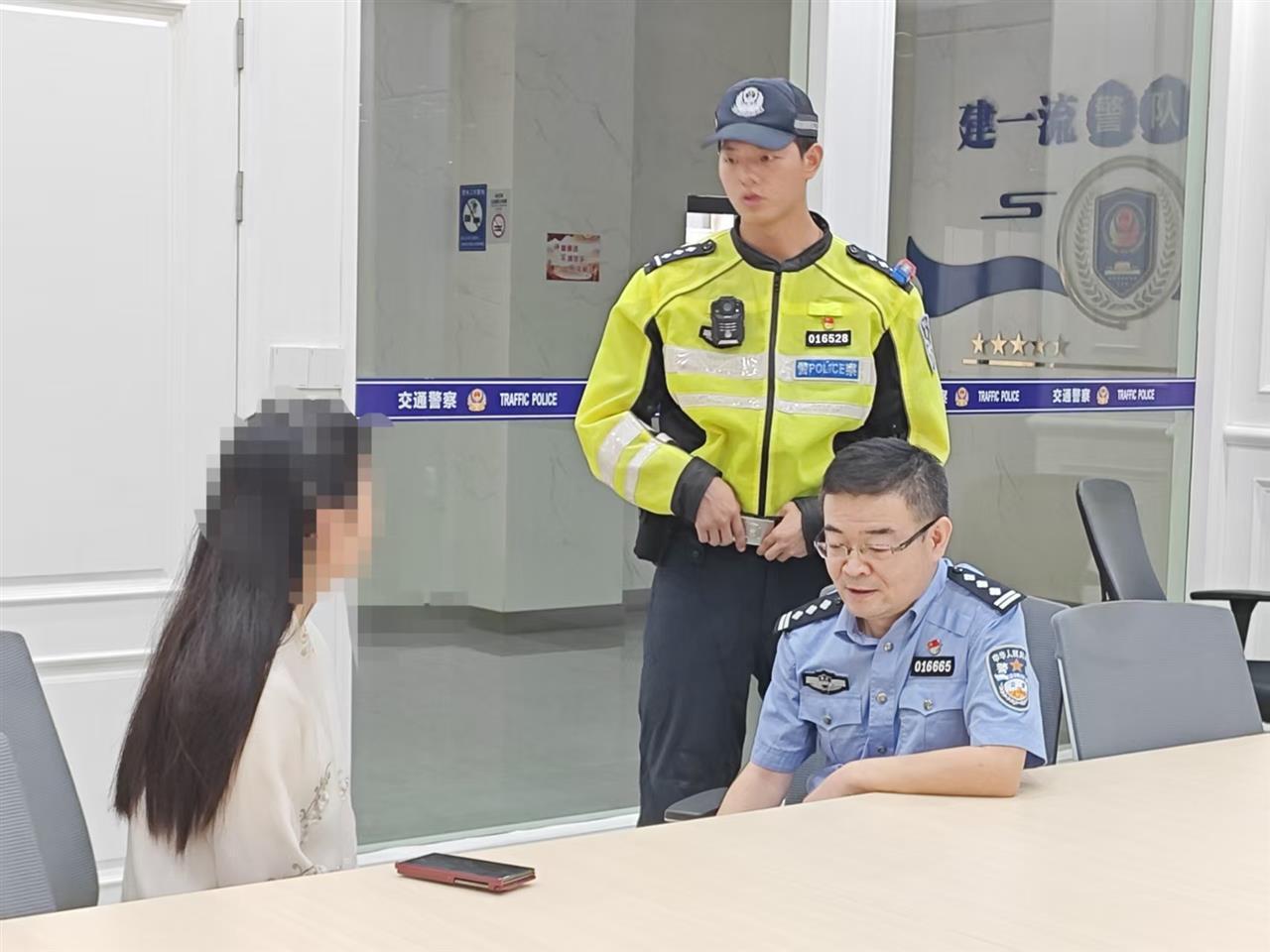 武汉一驾驶员违停致堵拒不认错，交警依法处罚引关注