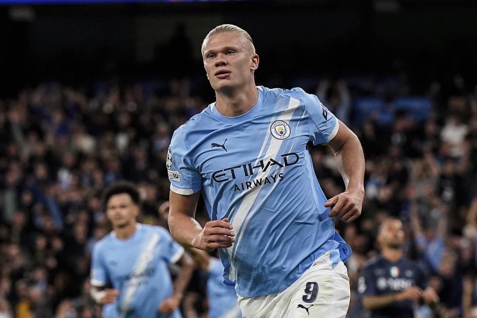 欧冠首轮综述：曼城2-0十人那不勒斯，巴萨2-1纽卡，中亚新军首球