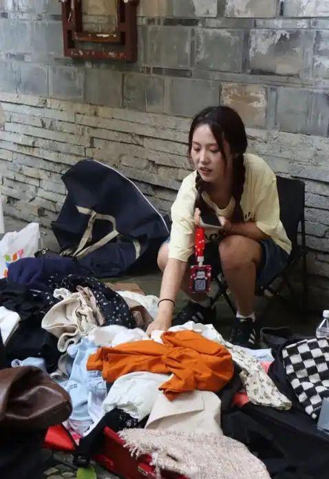 小区单身熟妇引关注，如何把握缘分避免错失良机