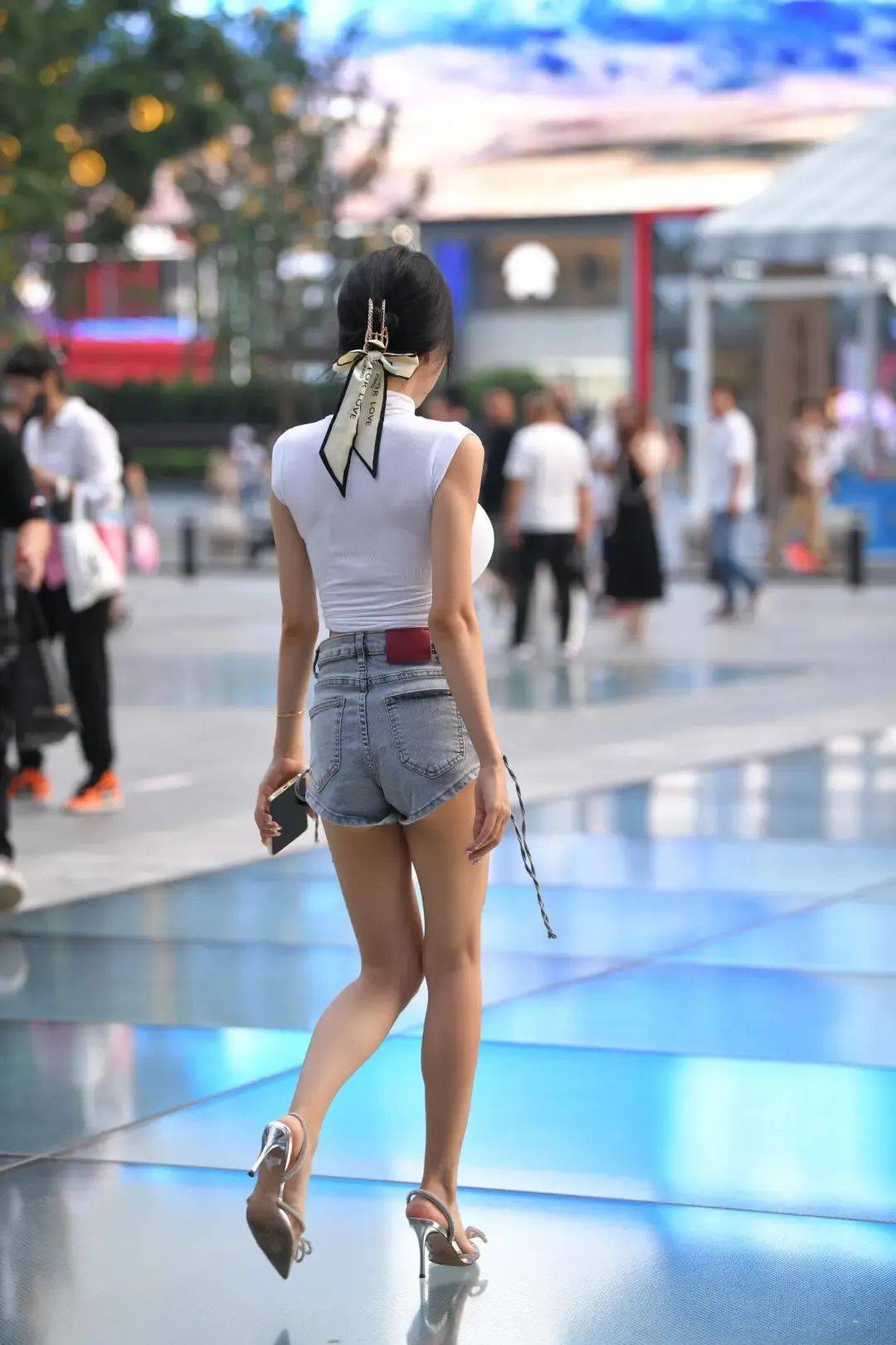 沪上风情：36D曲线与黄金臀腰比少妇街拍惊艳全城