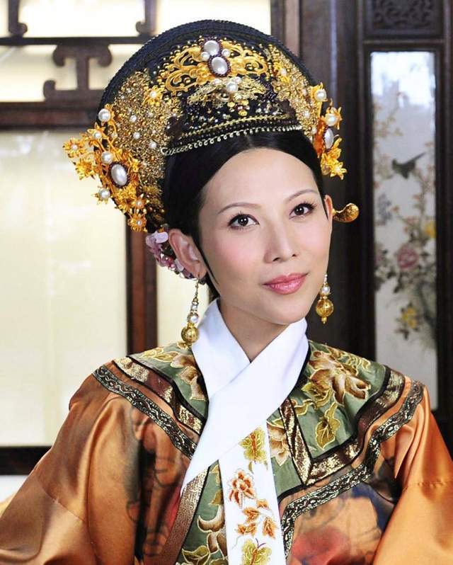 蔡少芬52岁生日庆典：三子女齐聚，女儿颜值似母，儿子神似张晋