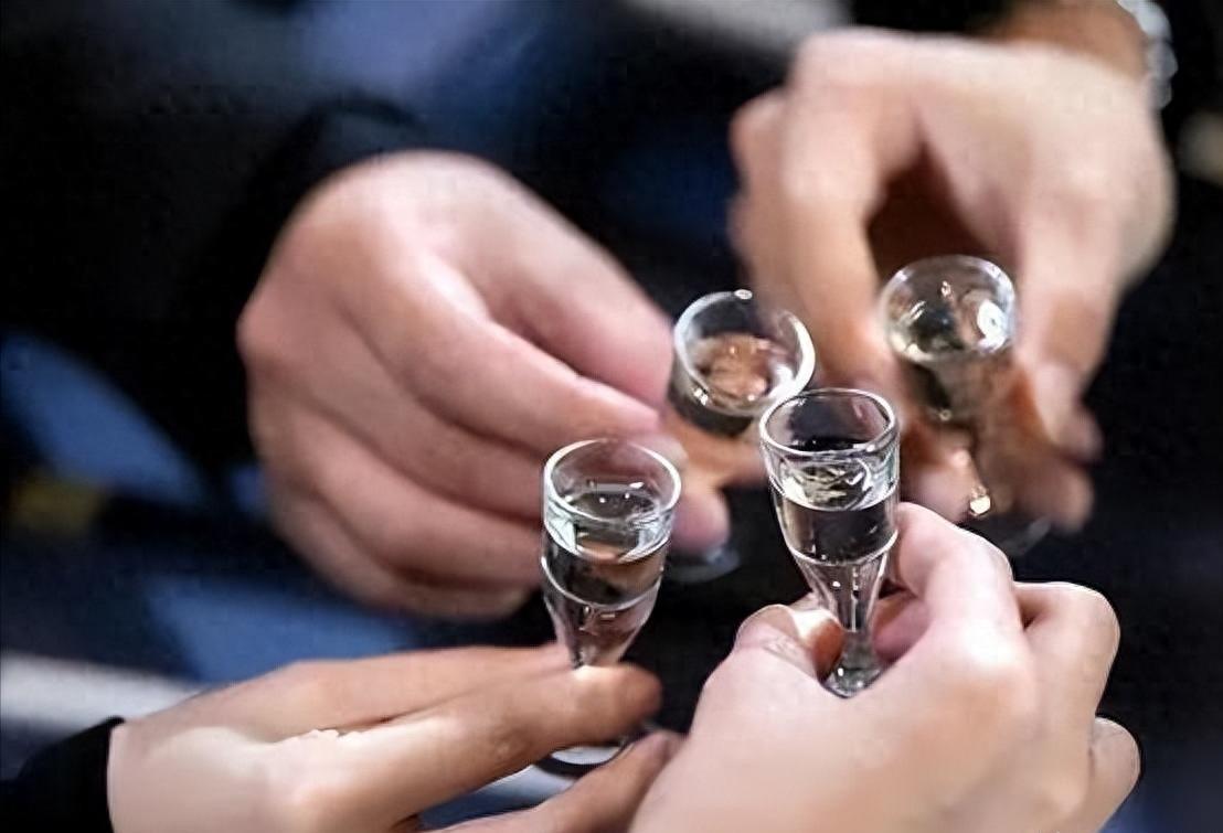 喝酒四巨头：不到两年全没，有的去世当天喝4瓶白酒，最小的才26