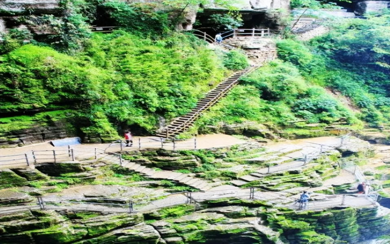 悬崖洞穴外部实景