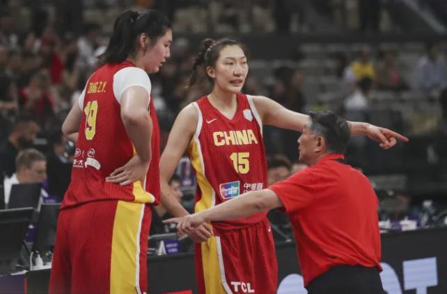 中国女篮5分险胜引热议：宫鲁鸣遭质疑，失误频发，王思雨或成救星？
