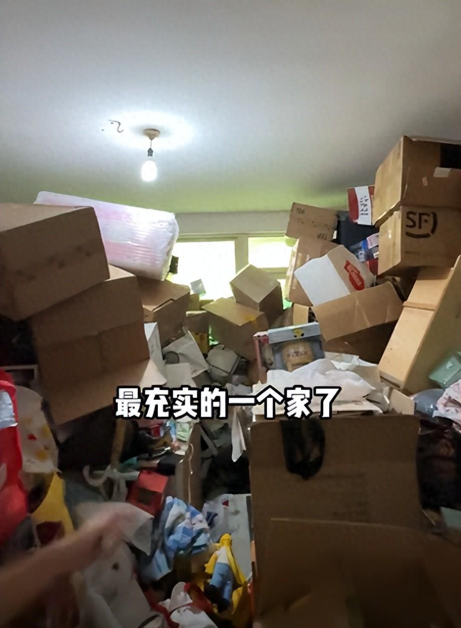上海55岁未婚大叔：住垃圾堆却穿名牌，冰箱揭秘真实生活
