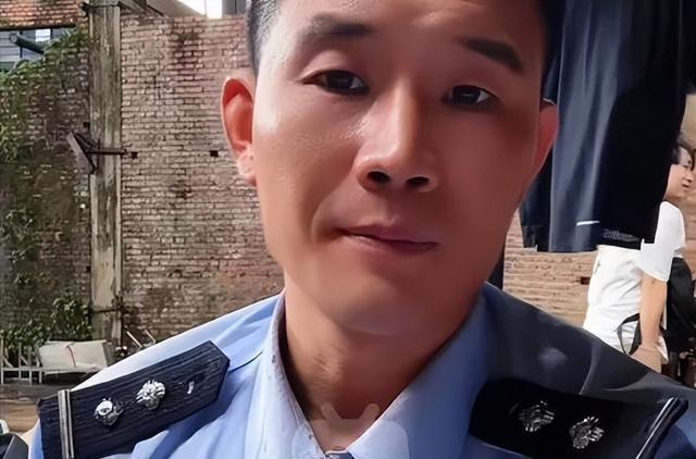 “小兵张嘎”谢孟伟因穿警服直播带货被拘留，法律底线不容践踏