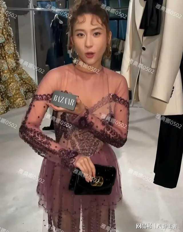 何超莲香港活动造型引争议，与窦骁婚姻现状再受关注