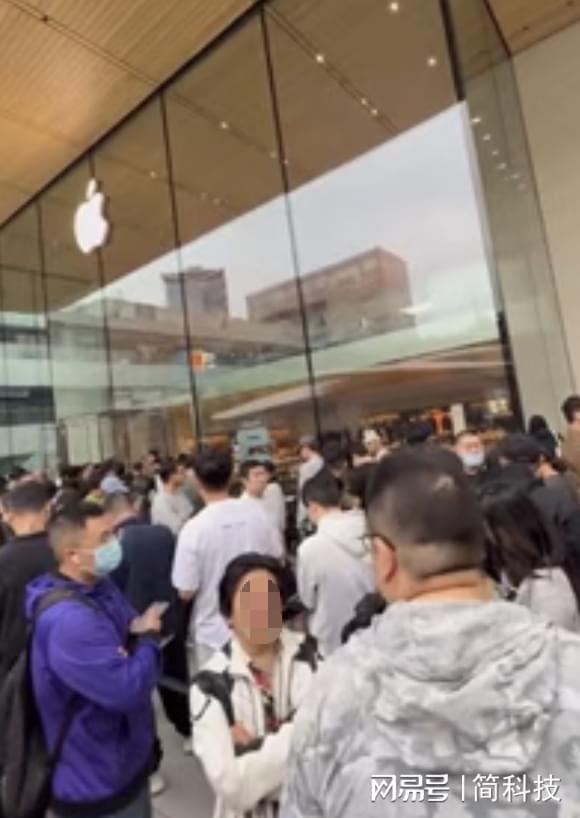 iPhone 17系列开售首日现掉漆问题，黄牛拒收部分机型
