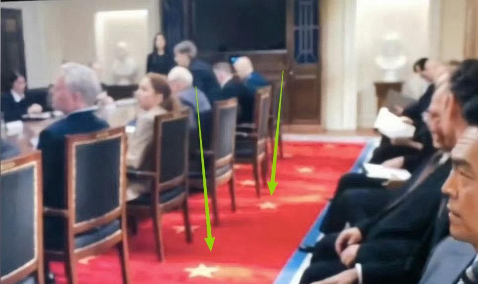 剧中刻意布置的五角星地毯