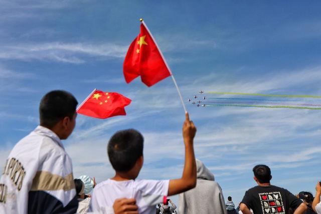 长春航空展震撼启幕：“红鹰”飞行队空中献艺“比心”特技