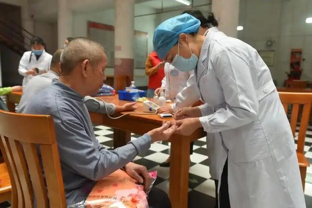 医生提醒：糖尿病患者大量饮茶，4个身体变化需警惕