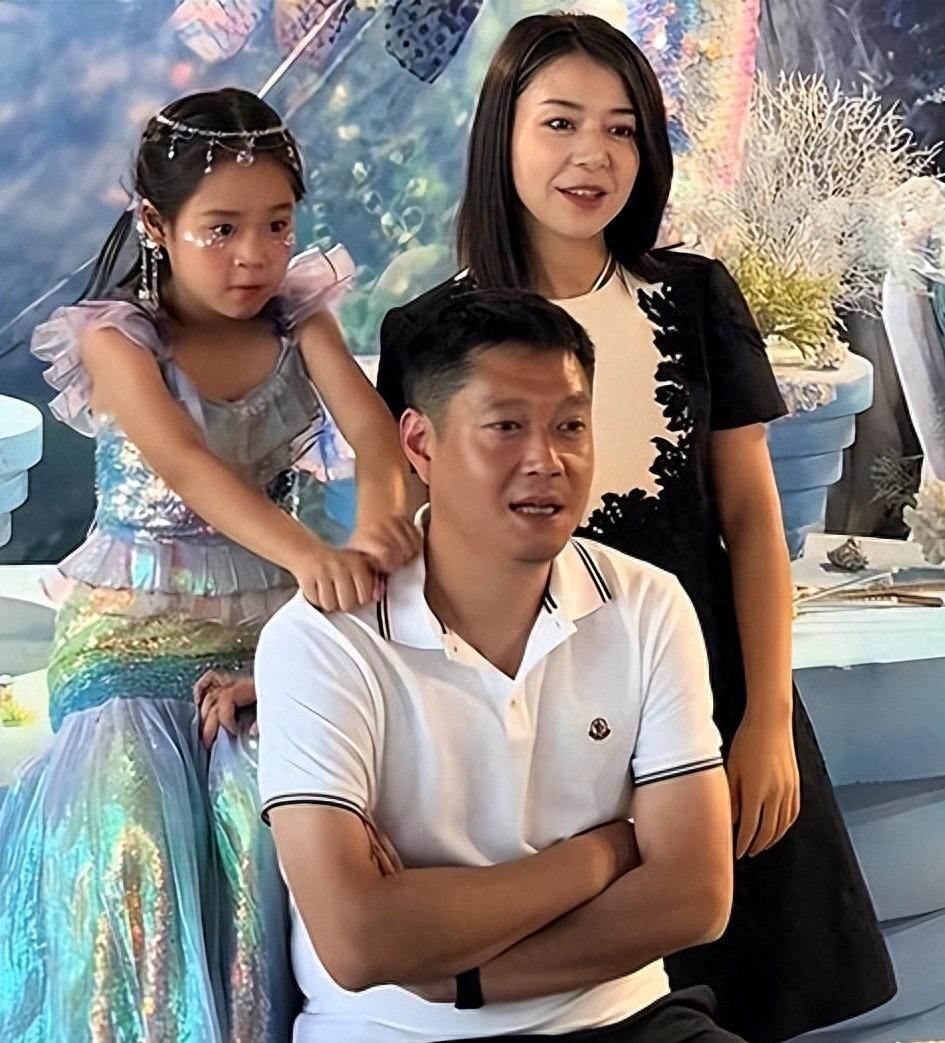 原来她是邱贻可老婆，大他三岁是斯坦福名校毕业，对孙颖莎很宠溺