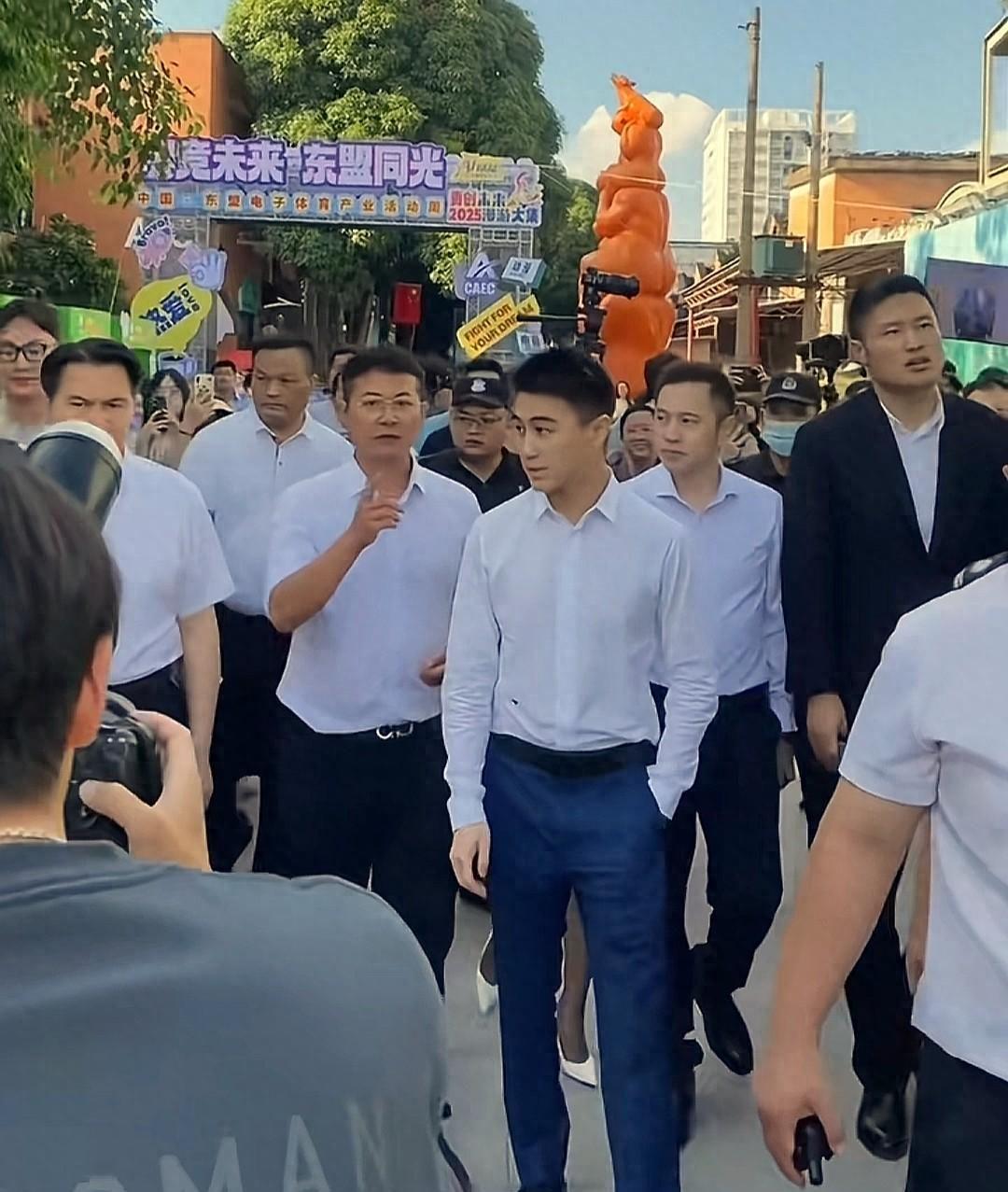 何猷君南宁现身引围观，乘国产豪车亮相，何超莲曾代言同款