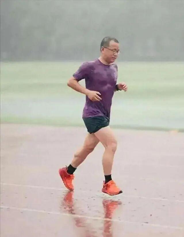清华晨跑队刘小平老师猝然离世，年仅50岁引惋惜