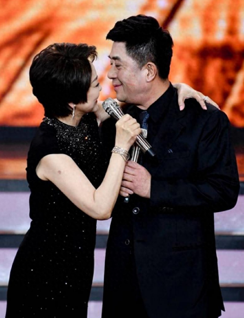 郭凯敏二婚妻子刘晓春曝光：颜值与实力并存，儿子现状揭秘