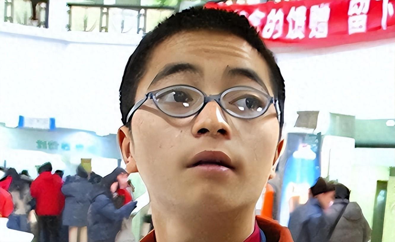 20年前抓飞机起落架的14岁男孩梁攀龙，如今生活怎样了？