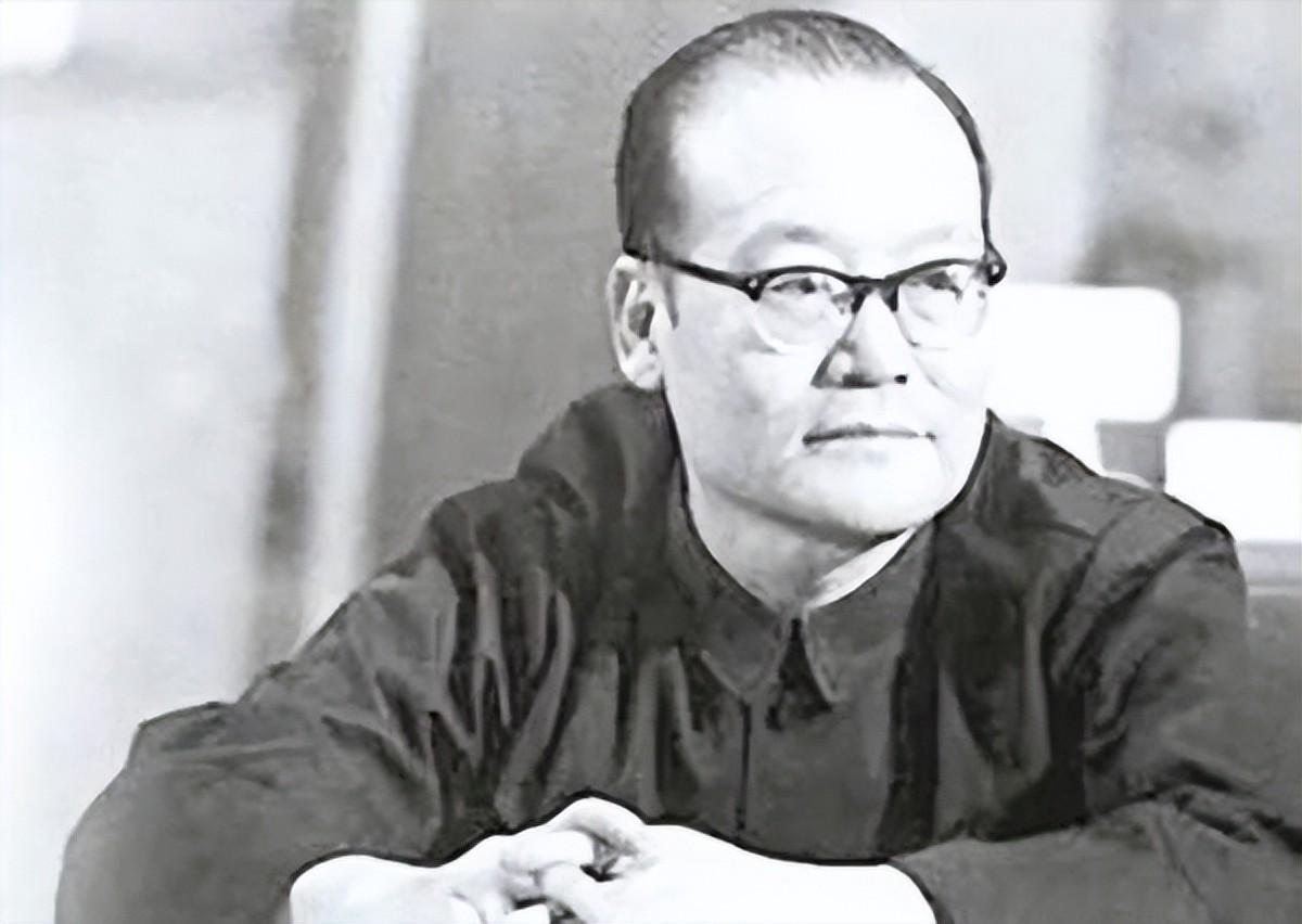 1971年苏联百万重兵压境，纪登奎力荐粟裕出山保首都安全