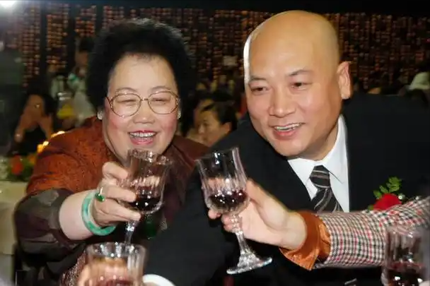 72岁“唐僧”开始卖房！和陈丽华33年感情成笑话，百亿财产成空？