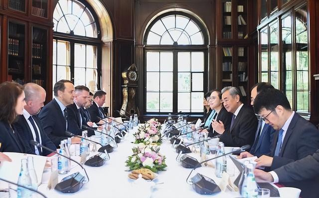 波兰封锁中欧班列引发连锁反应，中方明确警告两大后果