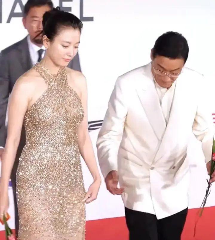 釜山电影节红毯趣事：梁家辉牵手韩孝周遭拒引热议