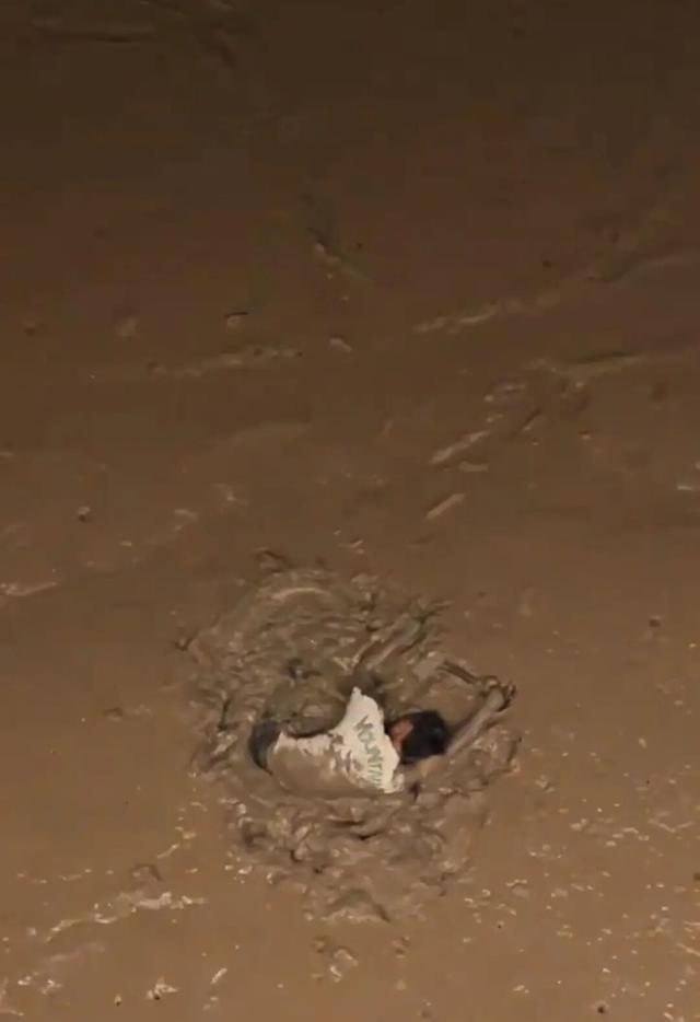 温州男子大桥跳江遇退潮陷淤泥，消防紧急救援