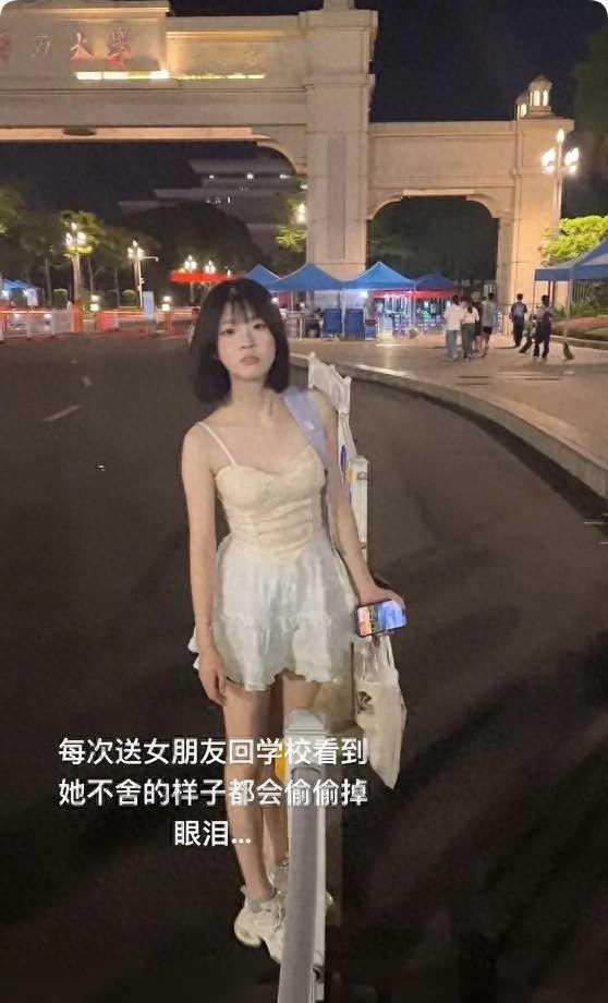 校门口情侣腻歪引热议：公开亲密行为该不该？