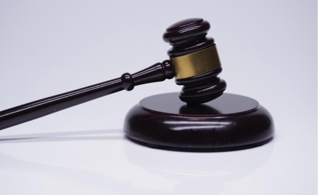 男子组织未成年失足女跨省卖淫获刑10年11个月，女友同案获刑