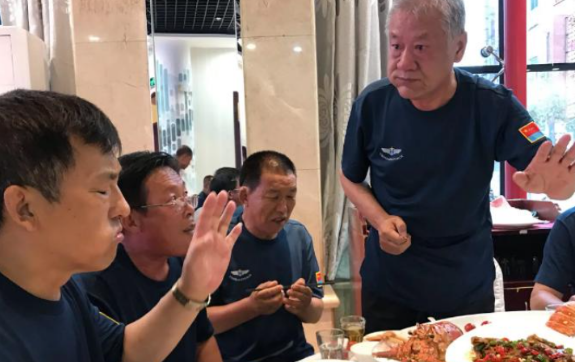 18位山东老战友广西重聚：美食茅台相伴，结账惊现暖心免单
