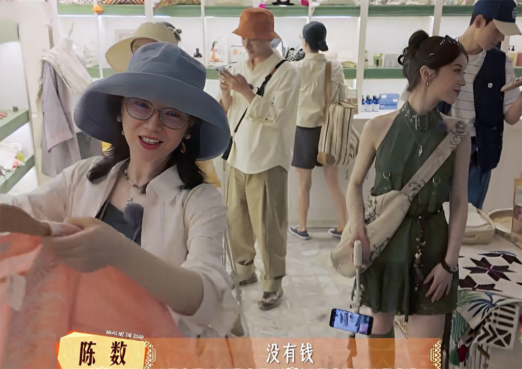 《花少7》治愈打工人，不争不吵护照丢了都不慌，这届嘉宾太反常