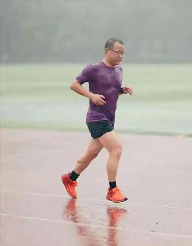 51岁清华晨跑者刘小平猝然离世，8年坚持晨跑终成遗憾
