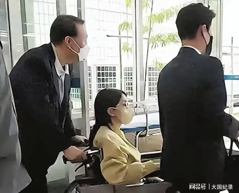 韩国前总统夫人金建希戴电子脚镣现身，羁押期间首次公开