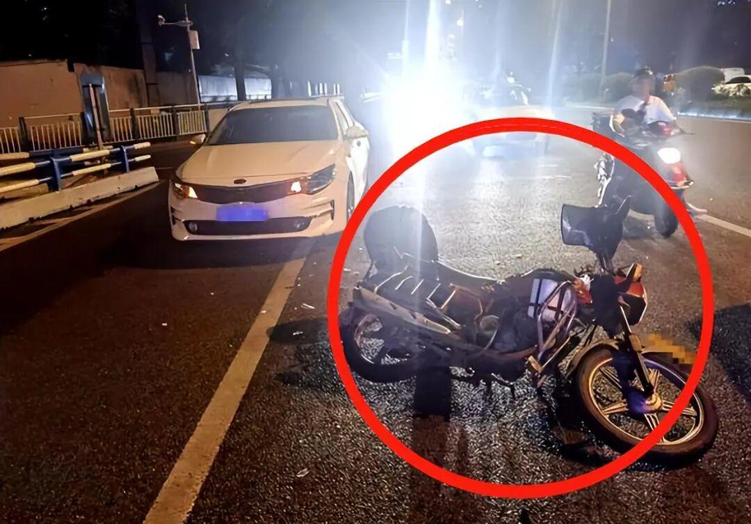 摩托120码压弯酿惨剧：女孩护栏折90度，脊椎断裂生死未卜