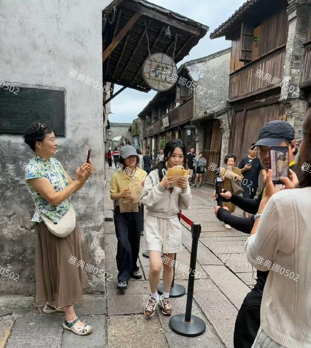 乌镇偶遇谭松韵张子枫：甜美乖巧演技佳，身高引热议