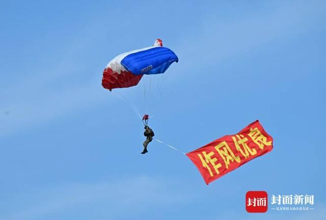 空降兵跳伞表演