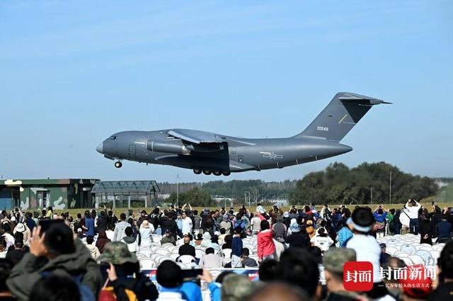 空军八一飞行表演队编队飞行